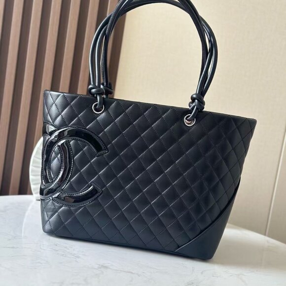 Classic CHANEL Bag: A Stylish and Versatile Choice for Elegance - Picture 1 of 6